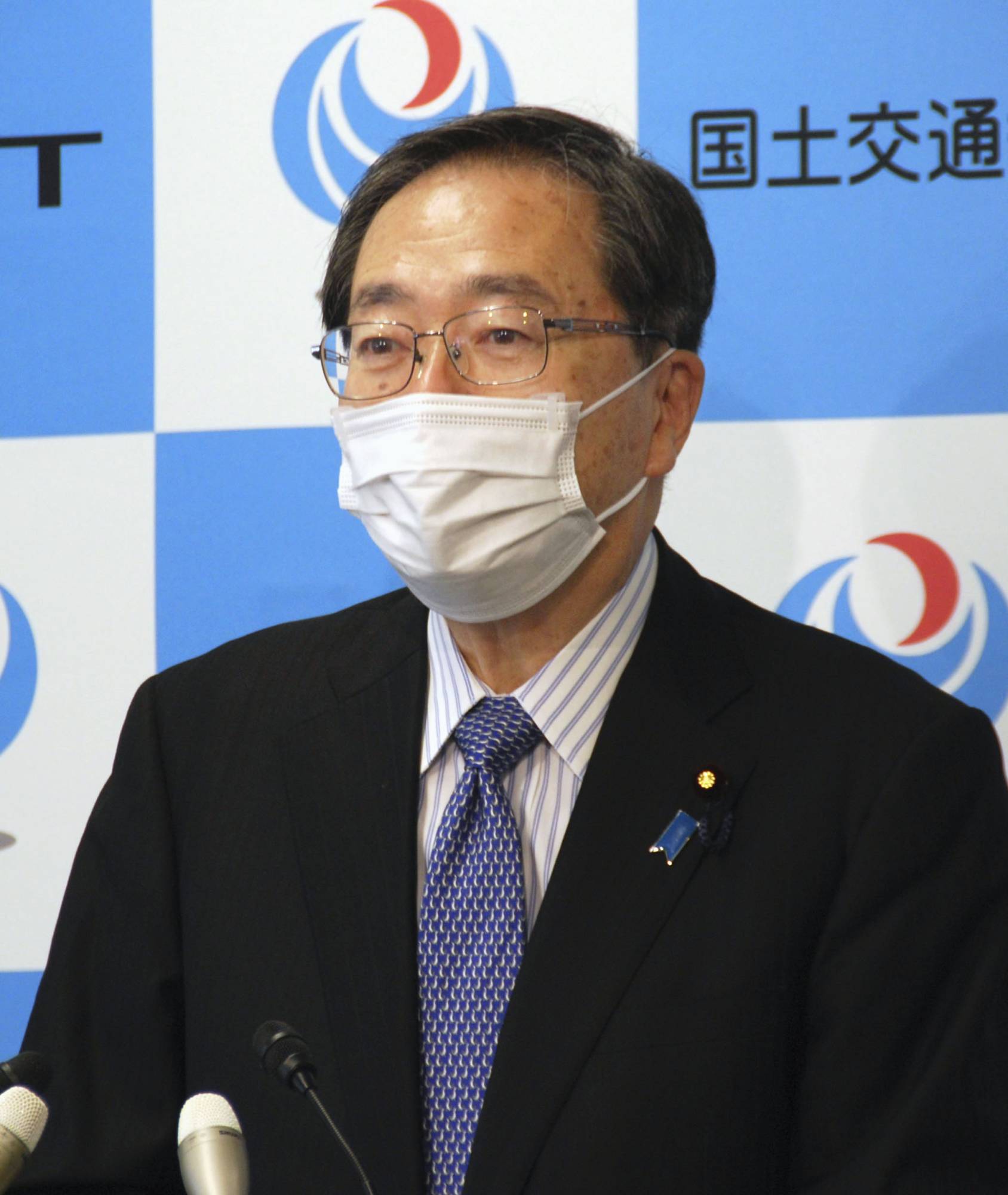 Tourism minister Tetsuo Saito announced a new domestic tourism subsidy program on Monday. | Kyodo