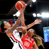 France\'s Gabby Williams (left) competes with Japan\'s Monica Okoye for the ball during their FIBA Women\'s Basketball World Cup Group B game in Sydney on Monday. | AFP-JIJI
