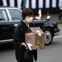 Former Prime Minister Sinzo Abe\'s wife, Akie, arrives for the state funeral of her husband with his cinerary urn at the Nippon Budokan in Tokyo on Tuesday.   | BLOOMBERG