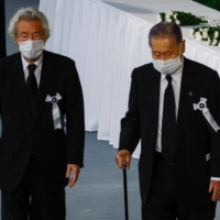 Former prime ministers Junichiro Koizumi (left) and Yoshiro Mori | POOL / VIA AFP-JIJI