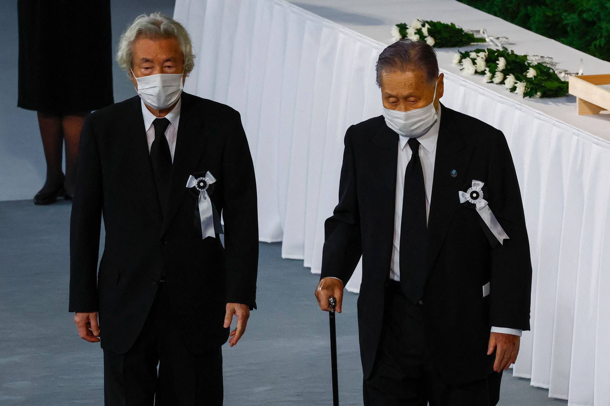 Former prime ministers Junichiro Koizumi (left) and Yoshiro Mori | POOL / VIA AFP-JIJI