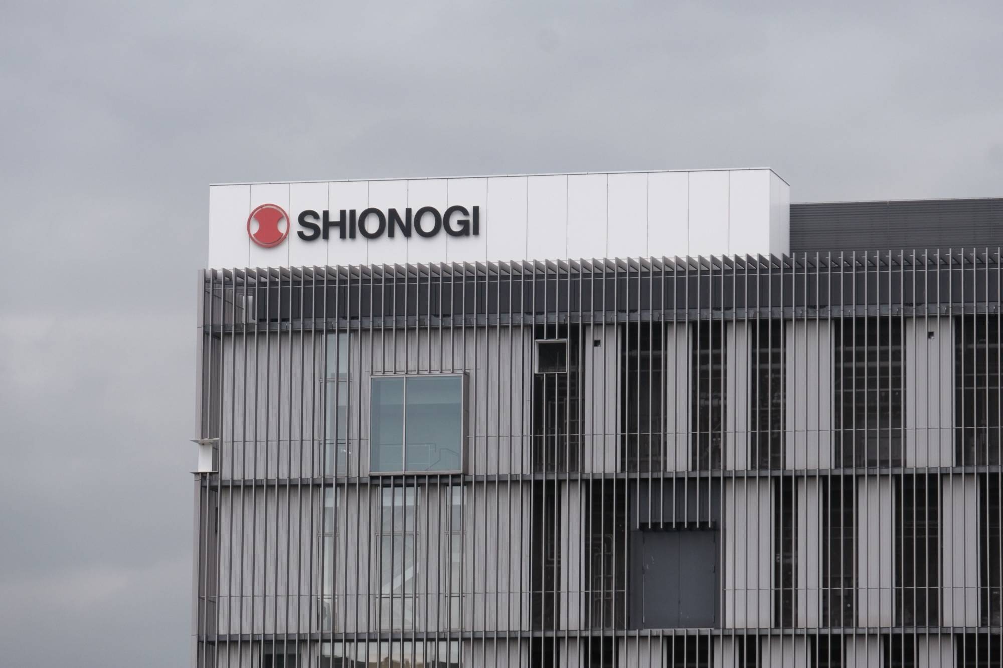 Shionogi & Co. said its oral COVID-19 drug ensitrelvir met a goal in a late-stage trial of reducing five key symptoms of the omicron variant within 72 hours of onset. | BLOOMBERG
