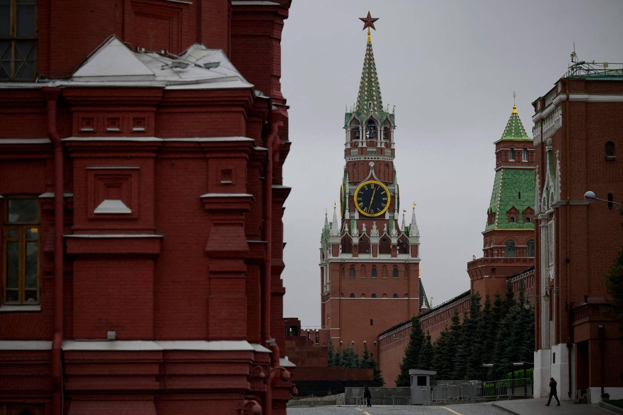 The Kremlin's Spasskaya tower in central Moscow on Wednesday | AFP-JIJI