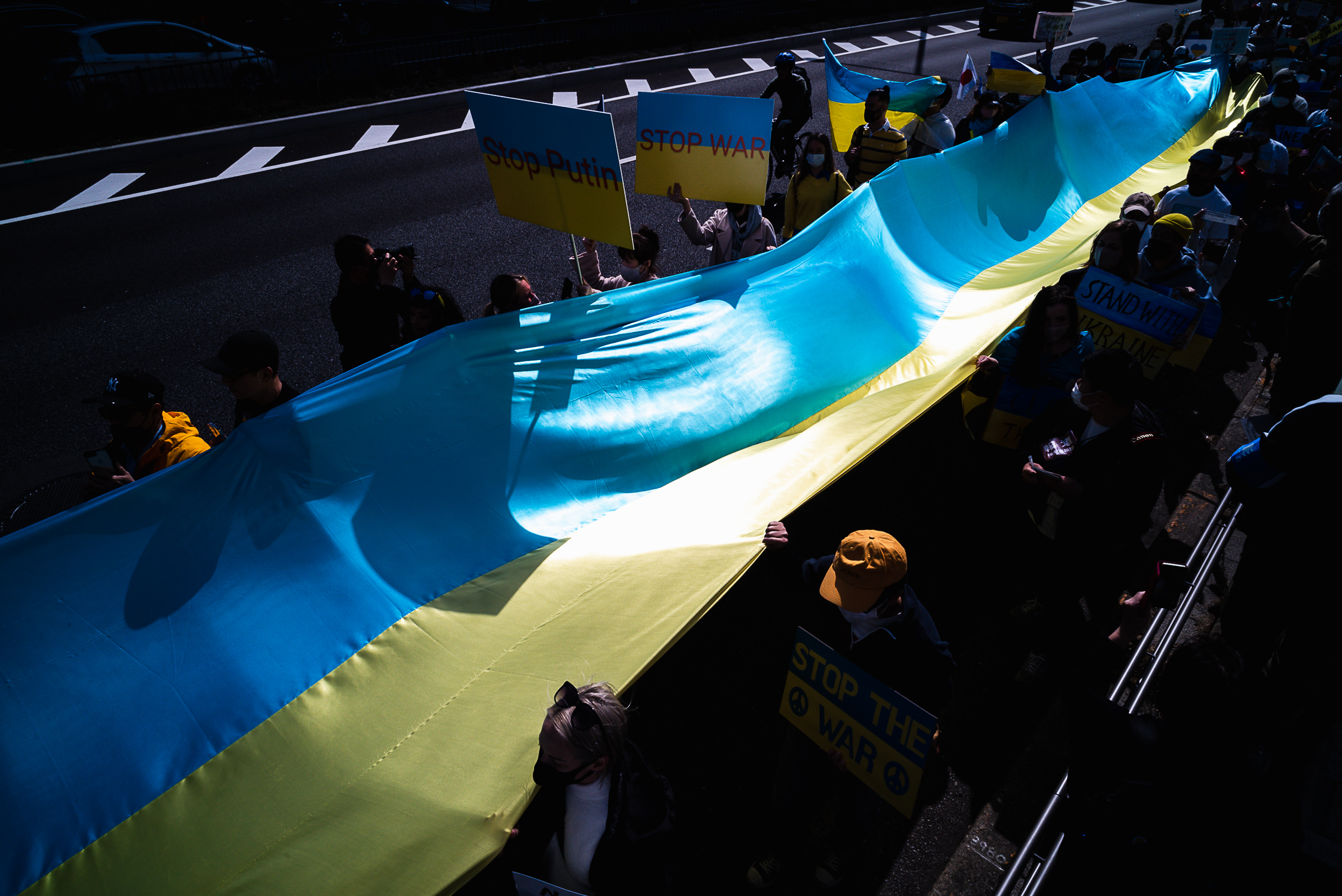 A group marching for peace in Ukraine carry the country's flag during a rally in Shibuya Ward, Tokyo, on March 5.  | © JOHAN BROOKS