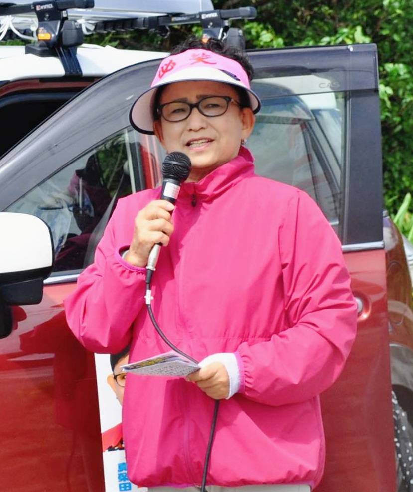 Ema Maeda makes the last speech of her campaign in Ginoza, Okinawa Prefecture, on Sept. 10. | The Okinawa Times 
