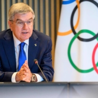 IOC President Thomas Bach has suggested that Russian athletes who declare their opposition to the war in Ukraine could be allowed to return to Olympic competition. | POOL / VIA AFP-JIJI