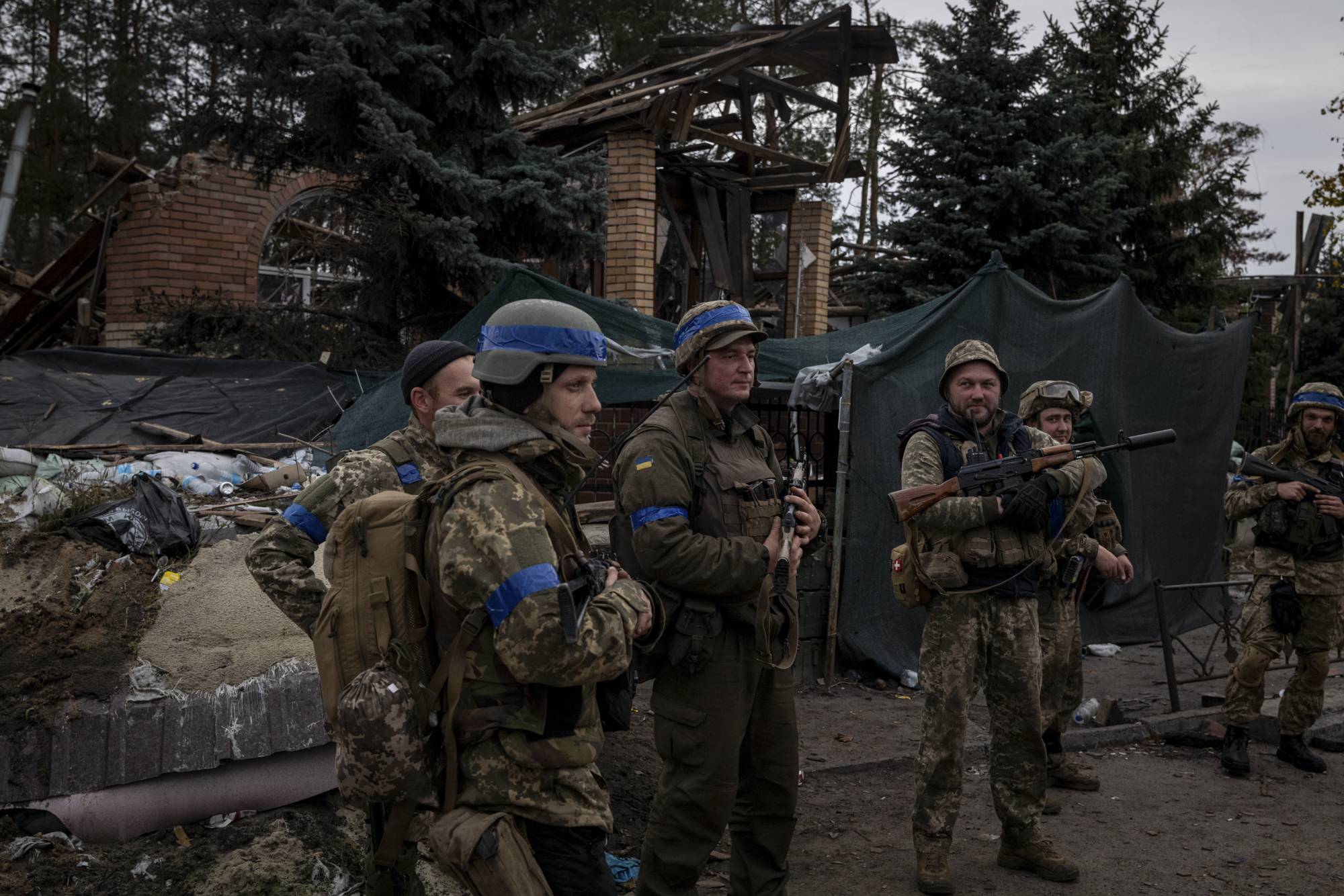 Ukrainian soldiers outside a destroyed building in Lyman, Ukraine, on Sunday | NICOLE TUNG / THE NEW YORK TIMES