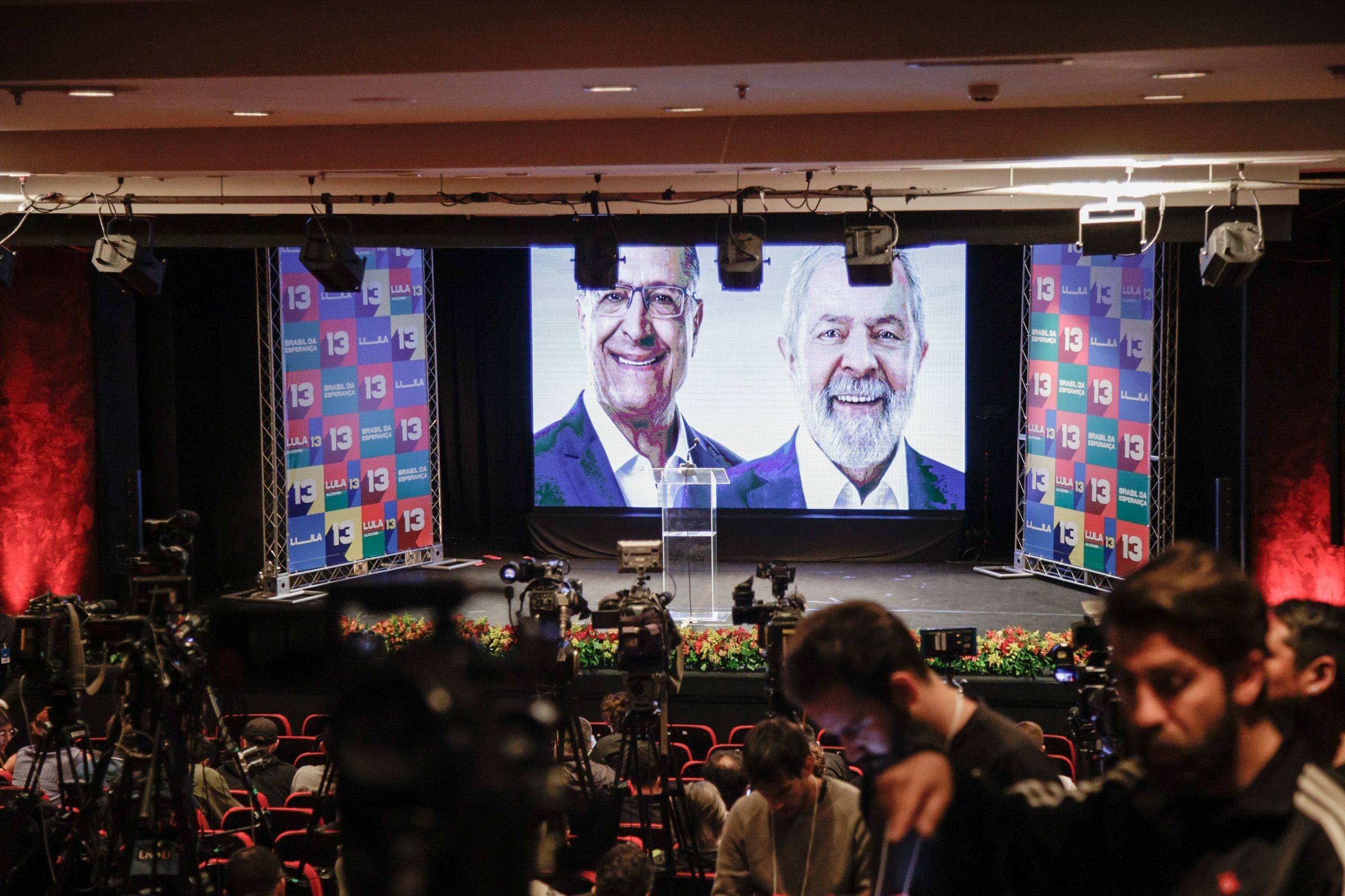 Members of the media wait for the arrival of Brazilian presidential challenger Luiz Inacio Lula da Silva. | BLOOMBERG 