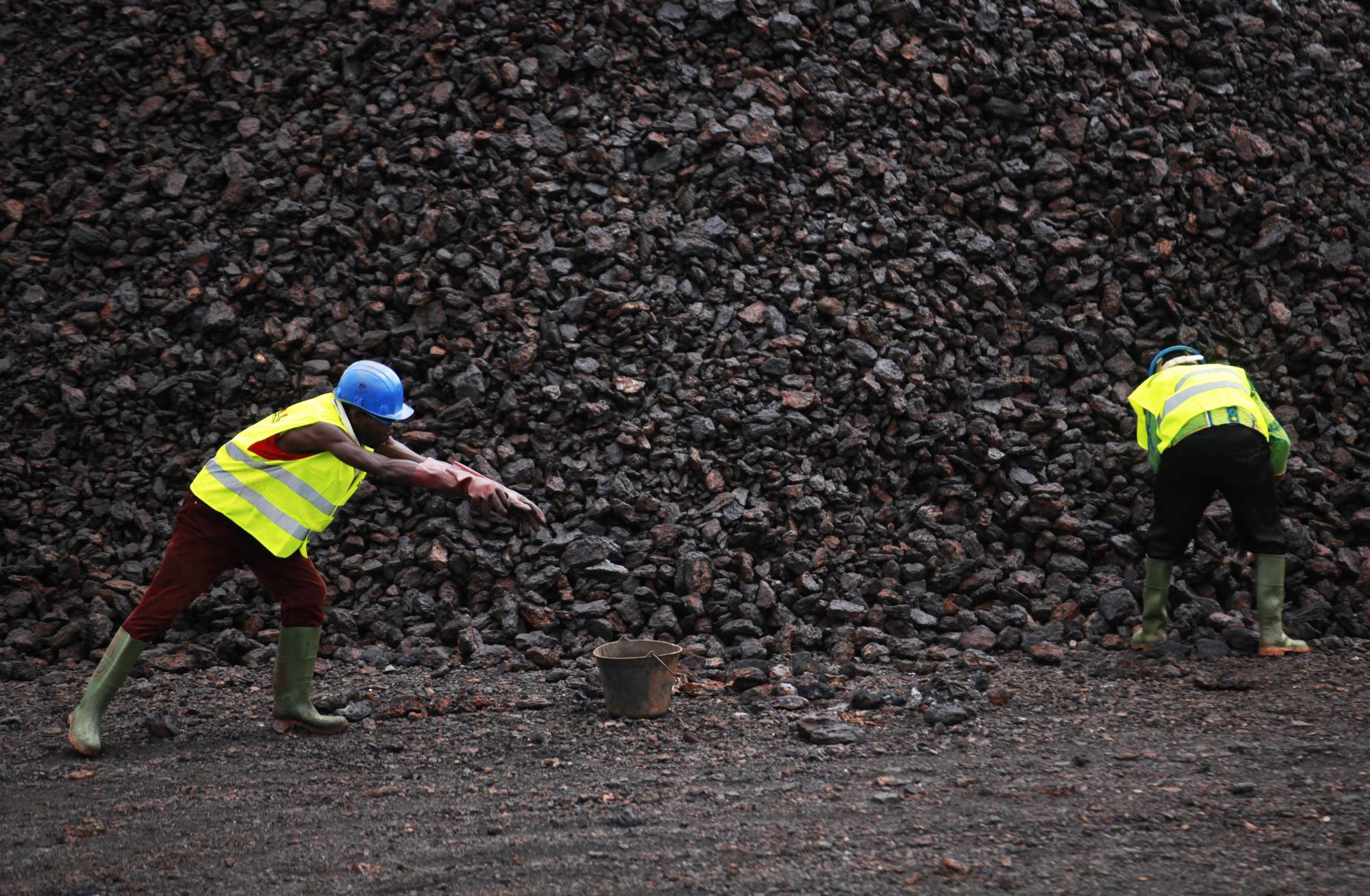 Workers work at the Lauzoua manganese mine, some 180 kilometers from Abidjan, Cote d'Ivoire, in 2013. | REUTERS