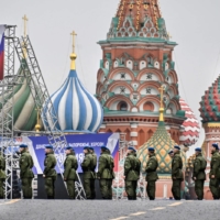 Russian soldiers in Moscow\'s Red Square on Sept. 29. The square hosted a ceremony on the day marking Russia\'s illegal annexation of Ukrainian territory. | AFP-JIJI