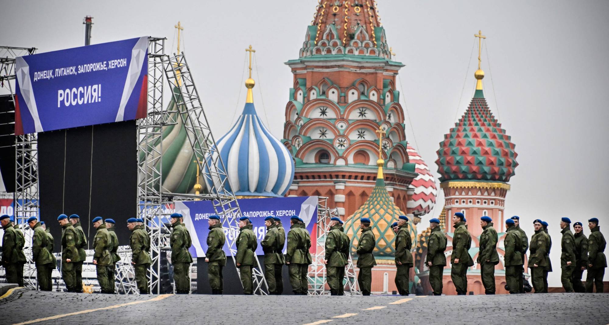 Russian soldiers in Moscow's Red Square on Sept. 29. The square hosted a ceremony on the day marking Russia's illegal annexation of Ukrainian territory. | AFP-JIJI