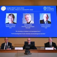 Members of the Nobel Committee for Chemistry announce the winners of the 2022 prize.  | AFP-JIJI