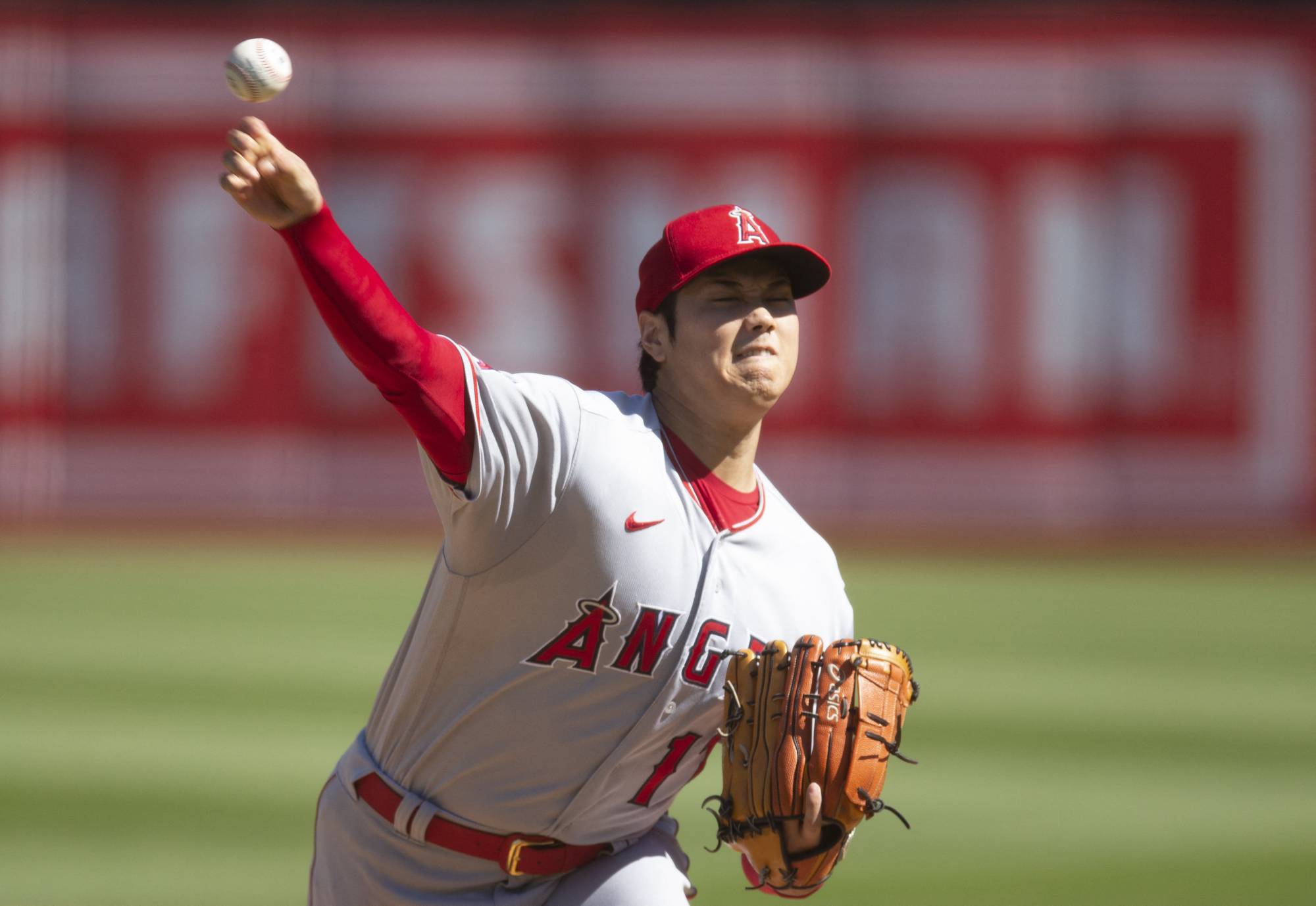 Angels starter Shohei Ohtani pitches against the A's in Oakland on Sunday.  | USA TODAY / VIA REUTERS