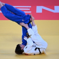 Natsumi Tsunoda (white) competes against Katharina Menz in the women\'s under 48-kg final at the judo world championships in Tashkent on Thursday. | AFP-JIJI
