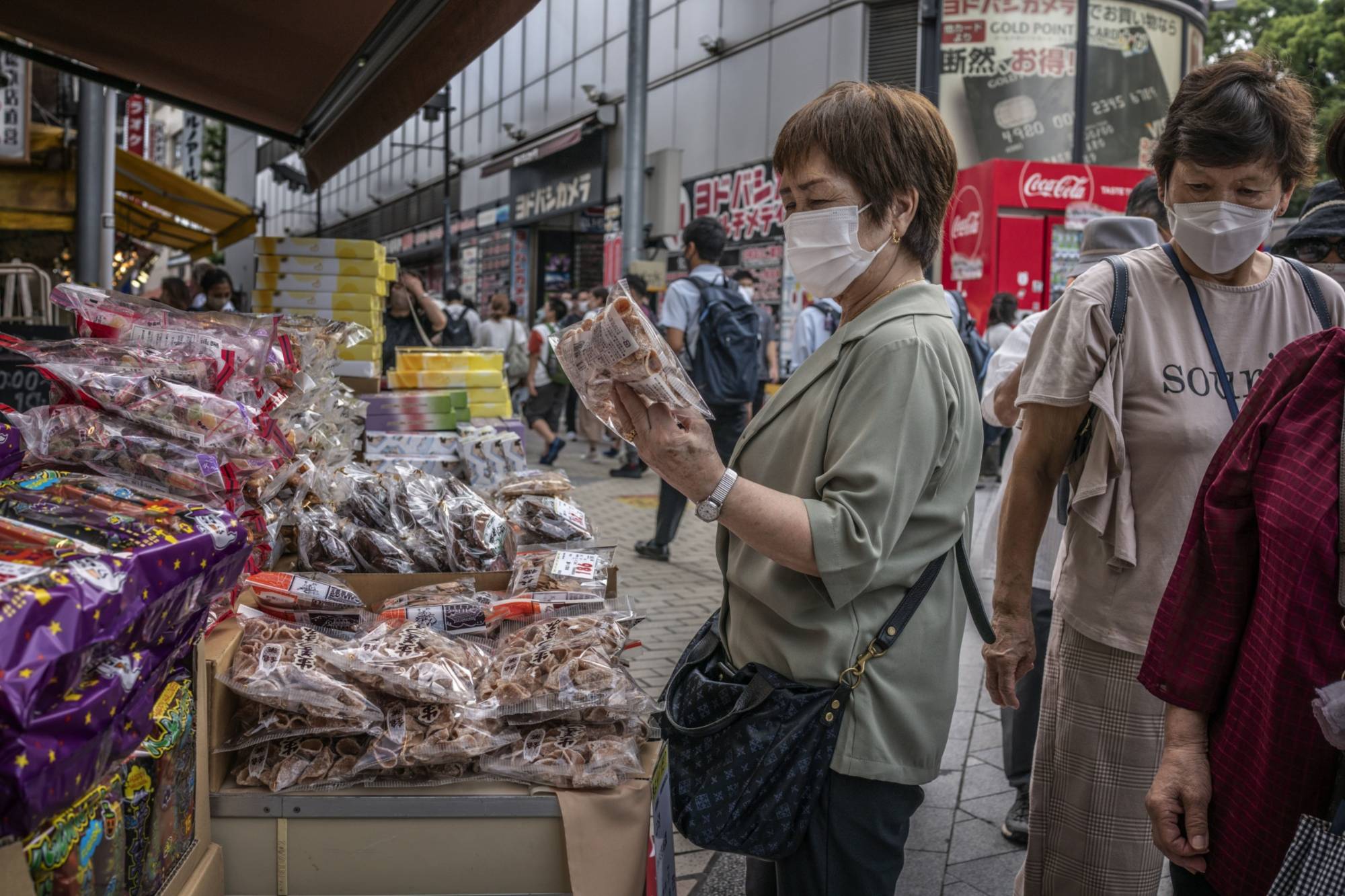 Household outlays dropped 1.7% from July, mainly due to price hikes in food items, while spending increased 5.1% from a year ago. | BLOOMBERG
