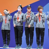 Japan\'s women\'s team poses with their silver medals after the table tennis World Team Championships Finals in Chengdu, China, on Saturday. | AFP-JIJI