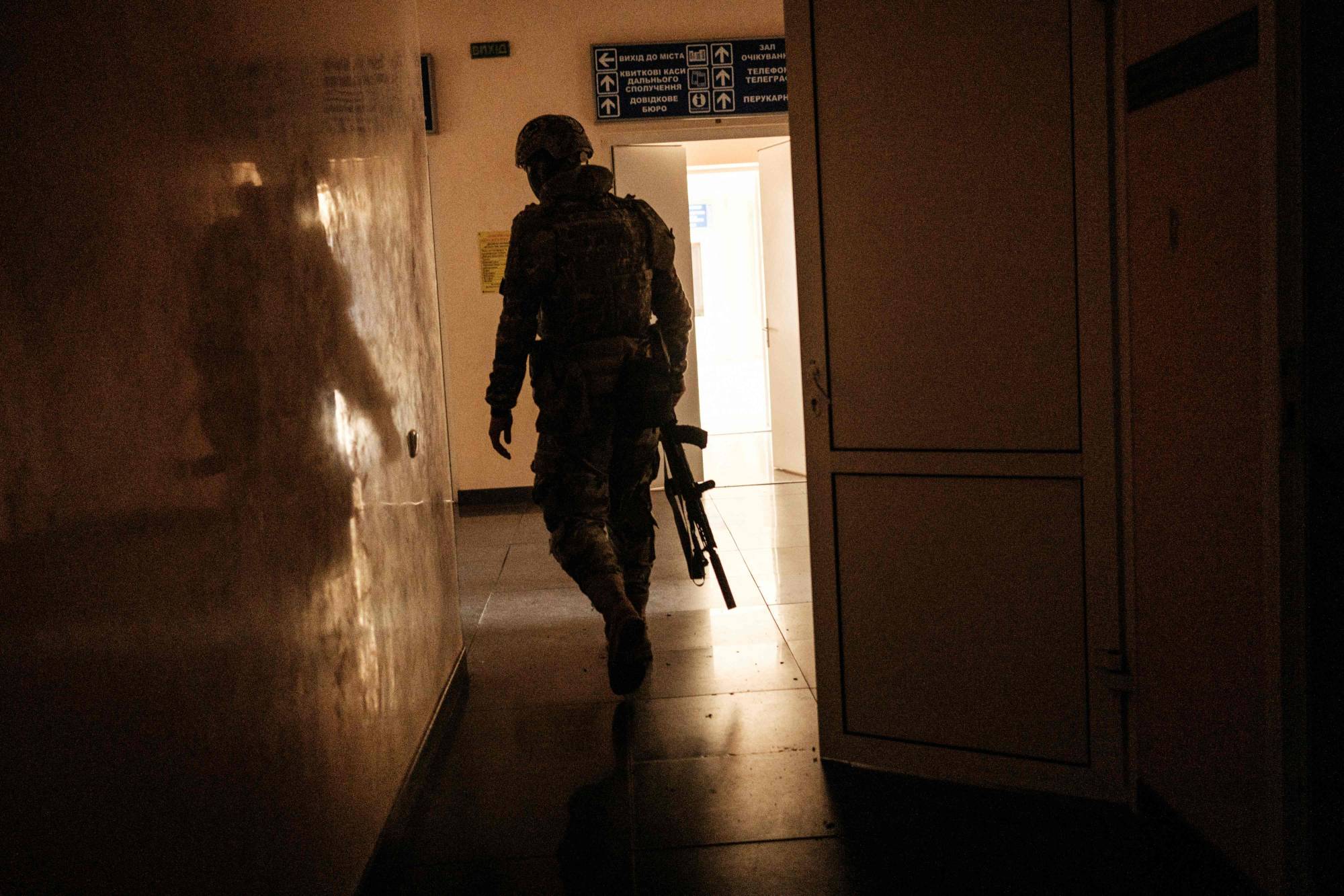A Ukrainian soldier patrols at the railway station in Kupiansk Vuzlovyi, in Ukraine's Kharkiv region, on Oct. 2. | AFP-JIJI