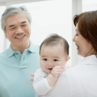 The Miyagi Prefectural Government is considering adding grandfathers and grandmothers to its system of paid special leave for fathers who want to attend births and participate in child care. | GETTY IMAGES