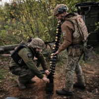 Ukrainian soldiers use a U.S.-made grenade launcher on a front line near Toretsk, in Ukraine\'s Donetsk region on Wednesday. | AFP-JIJI
