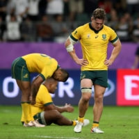 Australia\'s Michael Hooper (center) in a Rugby World Cup match in Oita in 2019 | REUTERS