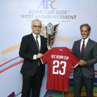 Asian Football Confederation President Shaikh Salman bin Ebrahim Al Khalifa (left) and Qatar Football Association President Sheikh Hamad bin Khalifa Al Thani pose during a ceremony announcing Qatar as the host of the 2023 Asian Cup in Kuala Lumpur on Tuesday. | ASIAN FOOTBALL CONFEDERATION / VIA REUTERS
