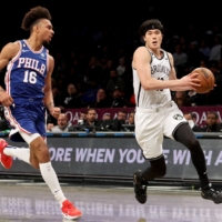 Brooklyn forward Yuta Watanabe (right) drives to the basket during a preseason game against the 76ers in New York on Oct. 3. | USA TODAY / VIA REUTERS