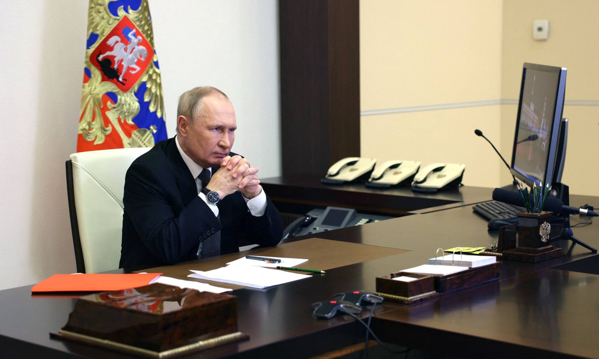 Russian President Vladimir Putin chairs a Security Council meeting via a video link at the Novo-Ogaryovo state residence outside Moscow on Wednesday. The same day, Putin introduced martial law in regions of Ukraine that Moscow claims to have annexed. | SPUTNIK / VIA AFP-JIJI