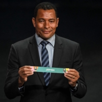 Former Brazil player Gilberto Silva draws Japan during the draw for the 2023 Women\'s World Cup on Saturday in Auckland.  | AFP-JIJI