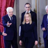 Italian President Sergio Mattarella (second from left) welcomes new Prime Minister Giorgia Meloni at the Quirinal Palace in Rome on Saturday.  | ANSA / VIA AFP-JIJI