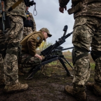 Ukrainian servicemen check their weapons at a position on the front line in eastern Ukraine\'s Donetsk region on Monday | AFP-JIJI