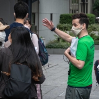 Joe Pournovin organizes Tokyo Yamathon participants on the day of the event.   | JULIAN ONYALI
