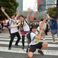 The particularly bouncy trio We Ceili 3 met through their love of Irish dance and enjoy the charitable aspect of Tokyo Yamathon.  | MASAKI HASHIMOTO
