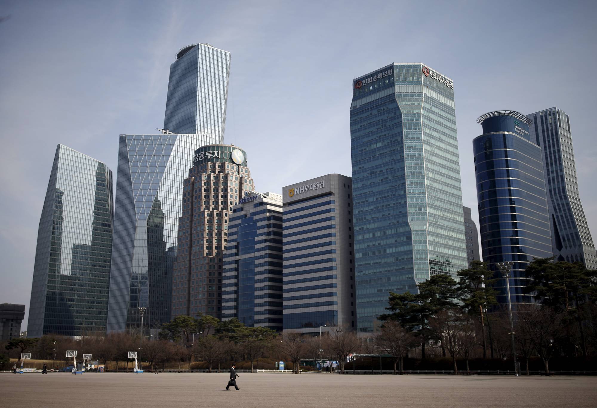 As South Korea gets swept into a global debt market rout, corporate treasurers and market regulators in Seoul are staring down one of the most rapid deteriorations in the nation’s credit market ever. | REUTERS