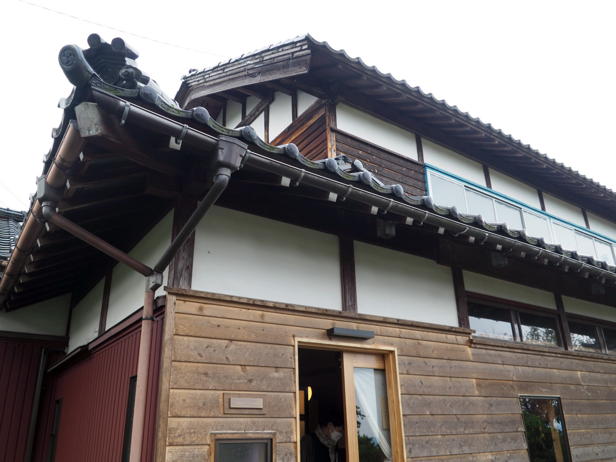 Farmer’s Restaurant Ookado serves local-style shōjin ryōri (Buddhist cuisine) on antique lacquerware. | COURTESY OF MIZU TO TAKUMI TOYAMA WEST TOURISM PROMOTION ASSOCIATION