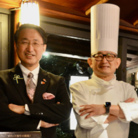 Tottori governor Shinji Hirai (left) with Shinsuke Nakajima, executive managing director at the New Otani Hotel | © THE JAPAN TIMES