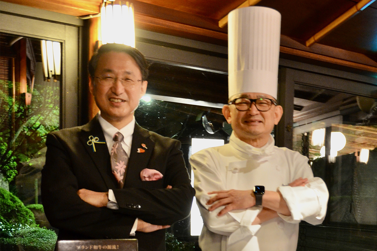 Tottori governor Shinji Hirai (left) with Shinsuke Nakajima, executive managing director at the New Otani Hotel | © THE JAPAN TIMES