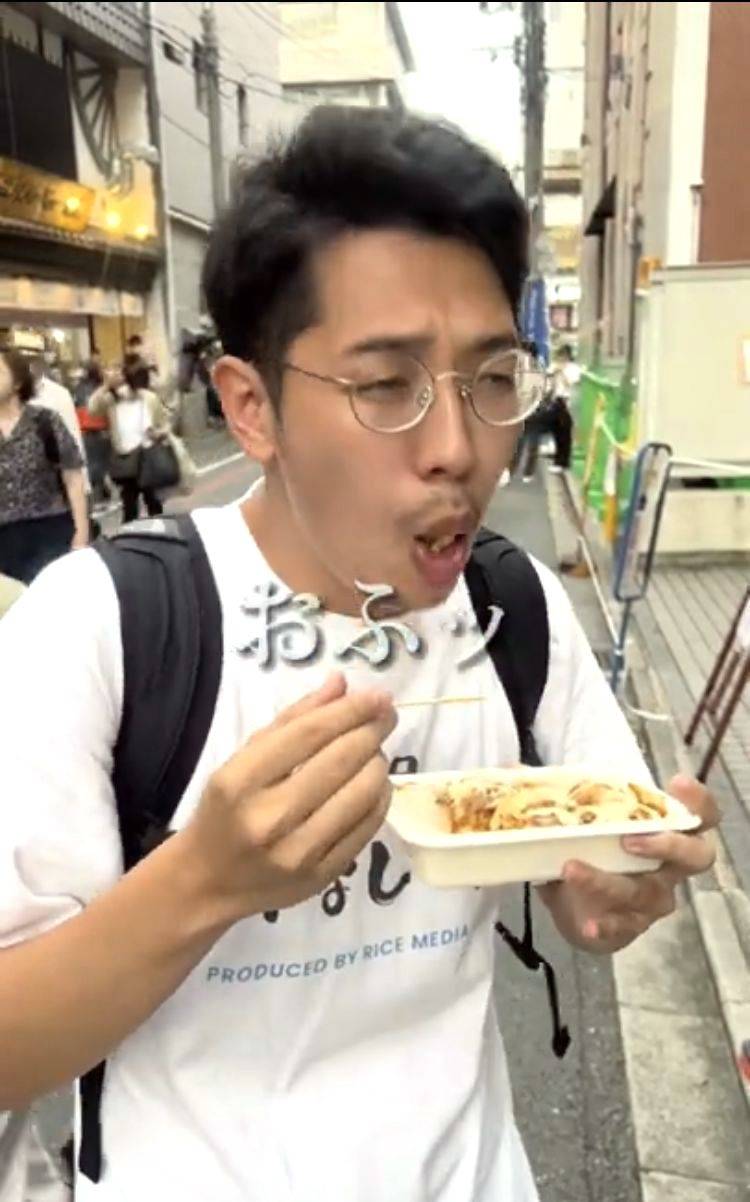 A still from a video clip shows Hirose eating food from a reusable dish at the Gion Festival in Kyoto. | Nishinippon Shimbun
