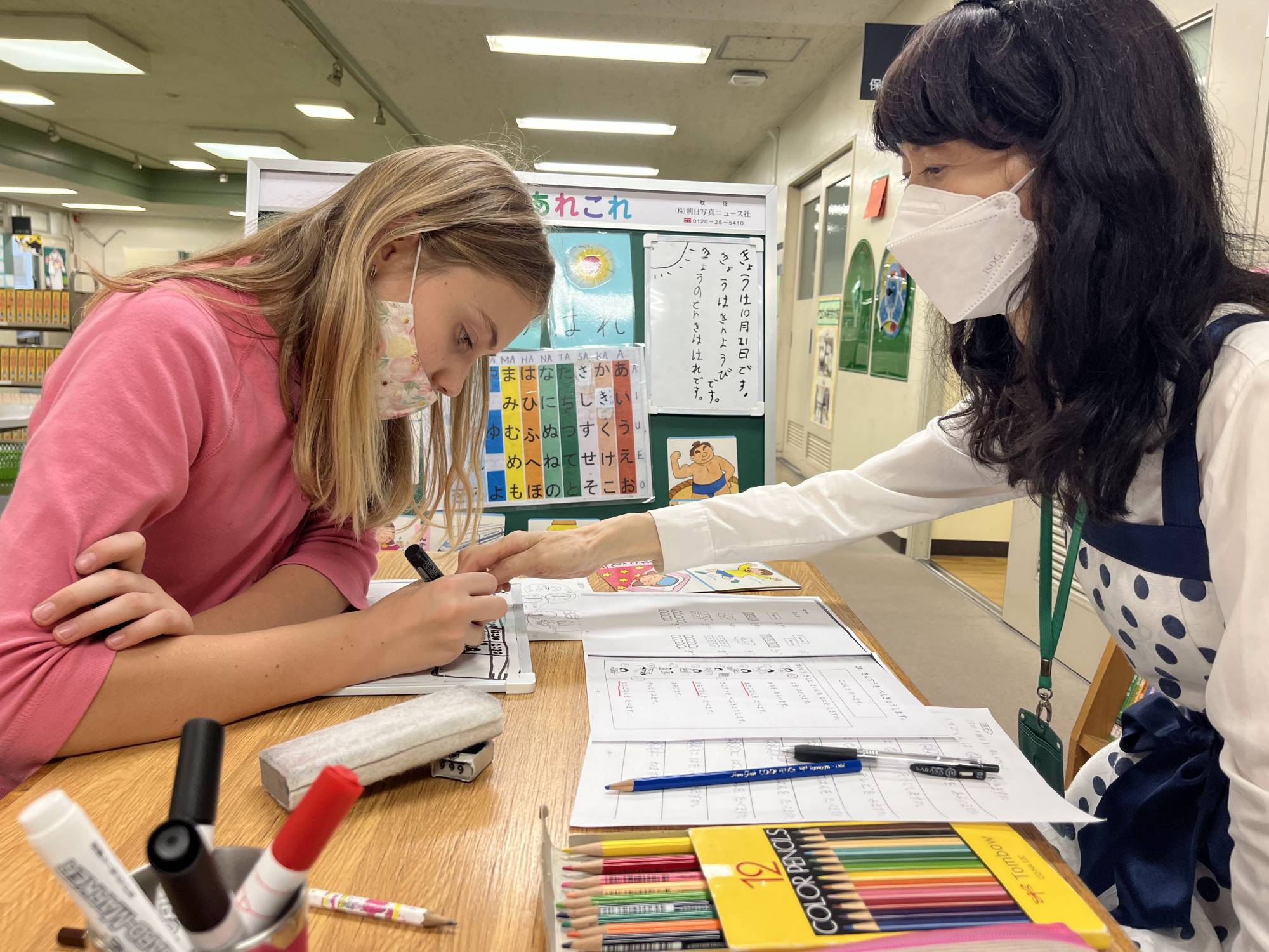 Olivia Zhuravel, 13, who fled from Ukraine to Japan in March, studies Japanese in a one-on-one class at Izumi Elementary School in Tokyo in October. | KANAKO TAKAHARA