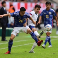 Japan\'s Yuta Nakayama (left) and the United States\' Luca de la Torre vie for the ball during a friendly on Sept. 23. | REUTERS