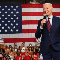 U.S. President Joe Biden campaigns for Democratic Party Rep. Mike Levin in Oceanside, California, on Thursday in preparation for next week\'s midterm elections.  | AFP-JIJI