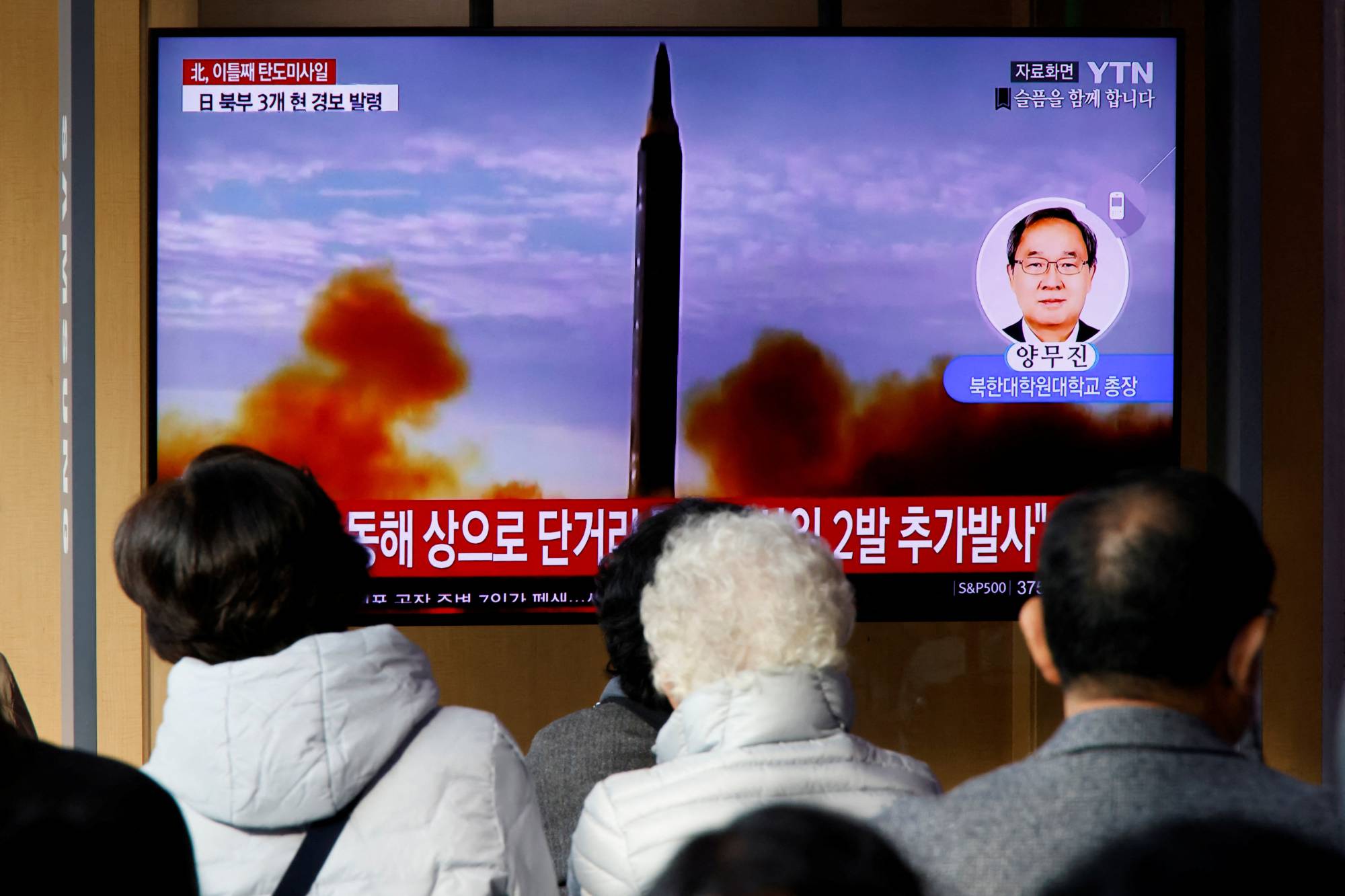 A TV news program in Seoul on Thursday reports on North Korea’s recent missile launches. | REUTERS