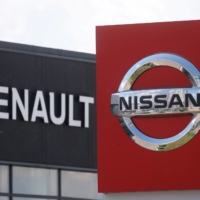 Nissan and Renault are negotiating to improve the competitiveness of their alliance by focusing on optimizing their investment in electric vehicles. | REUTERS