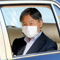 Emperor Naruhito leaves the University of Tokyo Hospital in Tokyo\'s Bunkyo Ward after a prostate examination on Sunday. | POOL / VIA KYODO