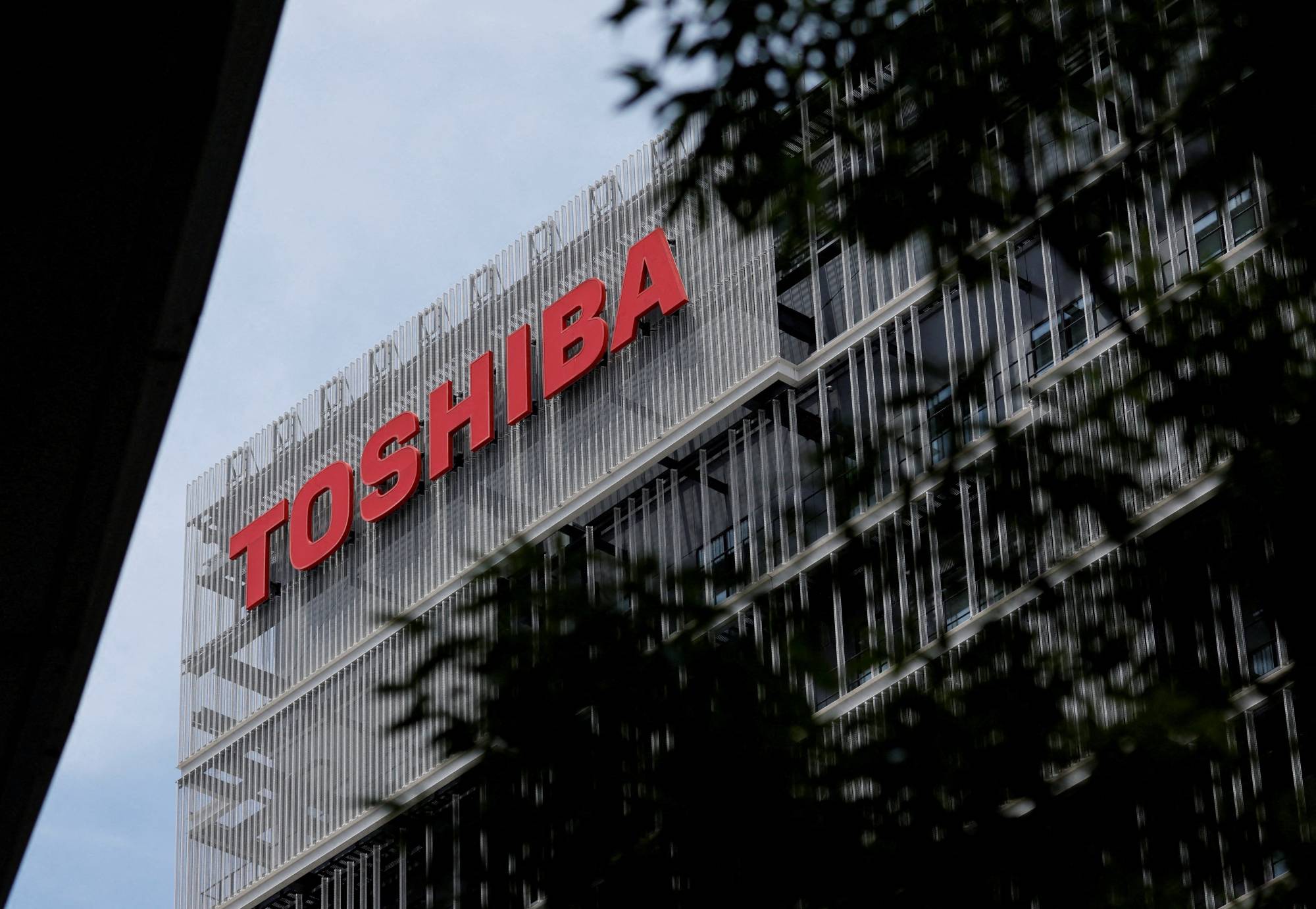 Japan's big banks are concerned about preferred bidder JIP's plan to retain Toshiba management, sources say. | Reuters
