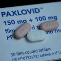Pfizer’s Paxlovid ant-viral that lowers rates of illness and death in people infected with the coronavirus also cuts the risk of some symptoms of disabling long COVID, a recent study has found. | REUTERS
