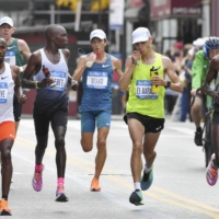 Suguru Osako (center) runs during the New York City Marathon on Sunday. | AP / VIA KYODO