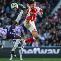 Monaco\'s Takumi Minamino (right) fights for the ball against Toulouse\'s Issiaga Sylla during their match on Sunday. | AFP-JIJI