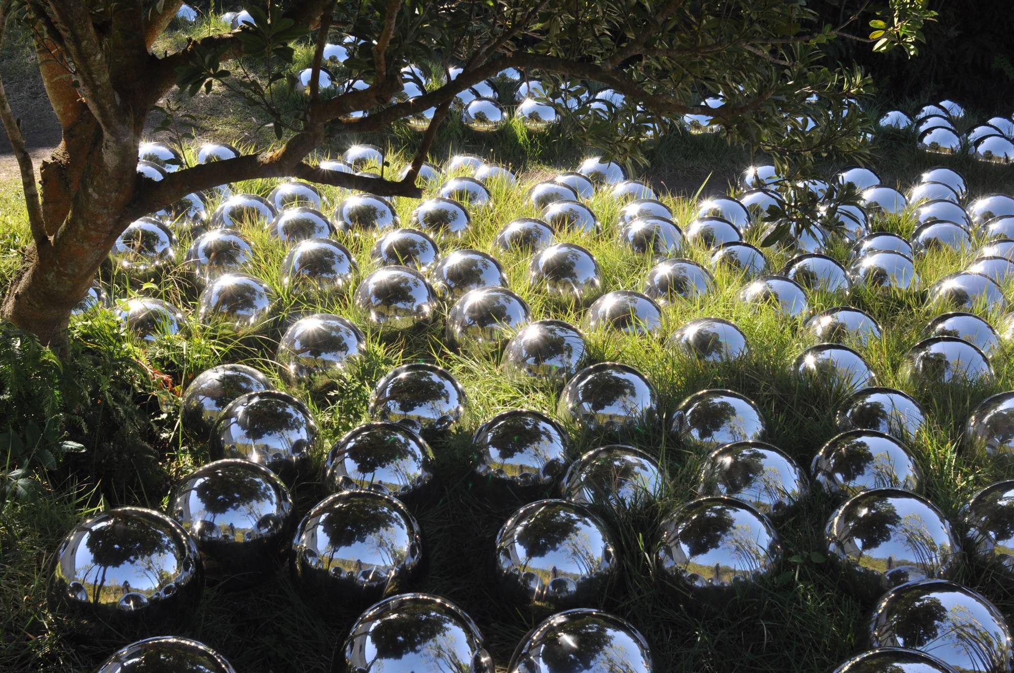 Yayoi Kusama’s “Narcissus Garden” (1966/2022) | © YAYOI KUSAMA / THU-HUONG HA