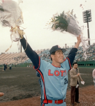 Orions pitcher Choji Murata celebrates after earning his 200th career victory in May 1989. | KYODO