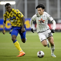 Cercle Brugge\'s Ayase Ueda (right) attacks the Sint-Truiden goal during a game in Sint-Truiden, Belgium, on Saturday. | KYODO